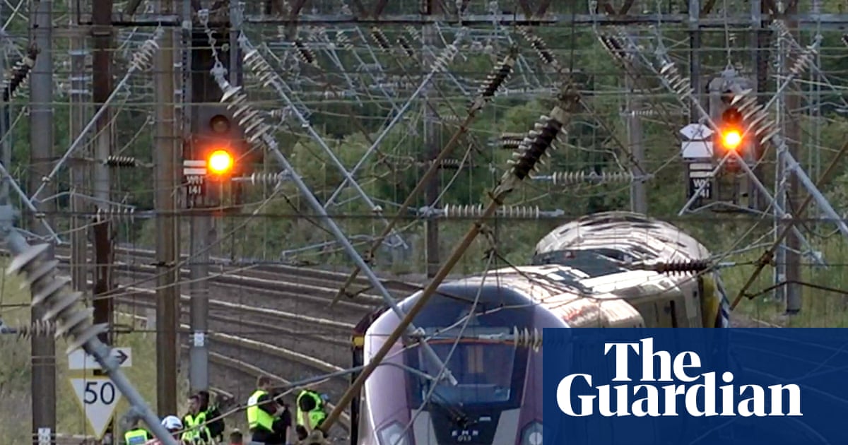 Εννέα άτομα σε κρίσιμη κατάσταση μετά από ατύχημα τρένου στο Μπέντφορντ που σκότωσε τον οδηγό