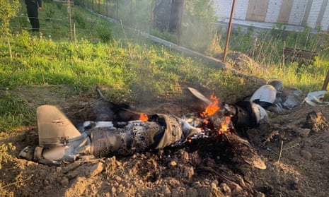 بقایای یک موشک روسی که روز پنجشنبه توسط سامانه پدافند هوایی اوکراین در منطقه کیف ساقط شد