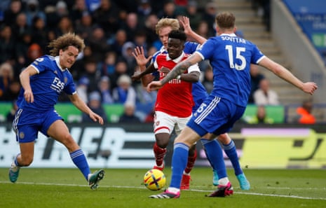 Saka tries to find a way through the Leicester defence.
