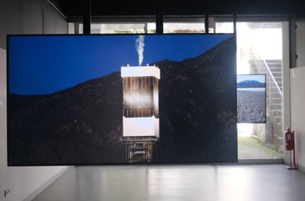 Mid-air Collisions video and sound installation by Kathrin Stumreich