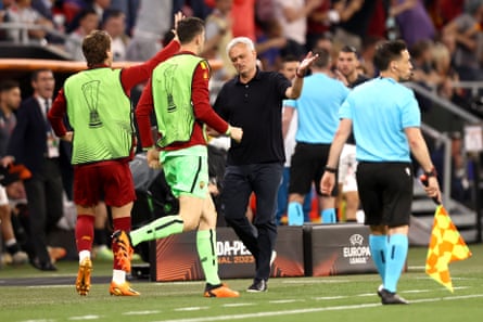 José Mourinho memberi isyarat kepada timnya untuk tetap tenang setelah membuka skor