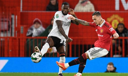Antony de Manchester United tire pour marquer le premier but contre Charlton.