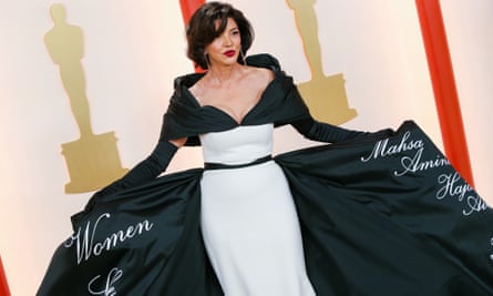 Les femmes, la vie, la liberté… L'iranienne d'origine Shohreh Aghdashloo à la 95e cérémonie des Oscars.