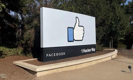 Facebook поднимает палец вверх