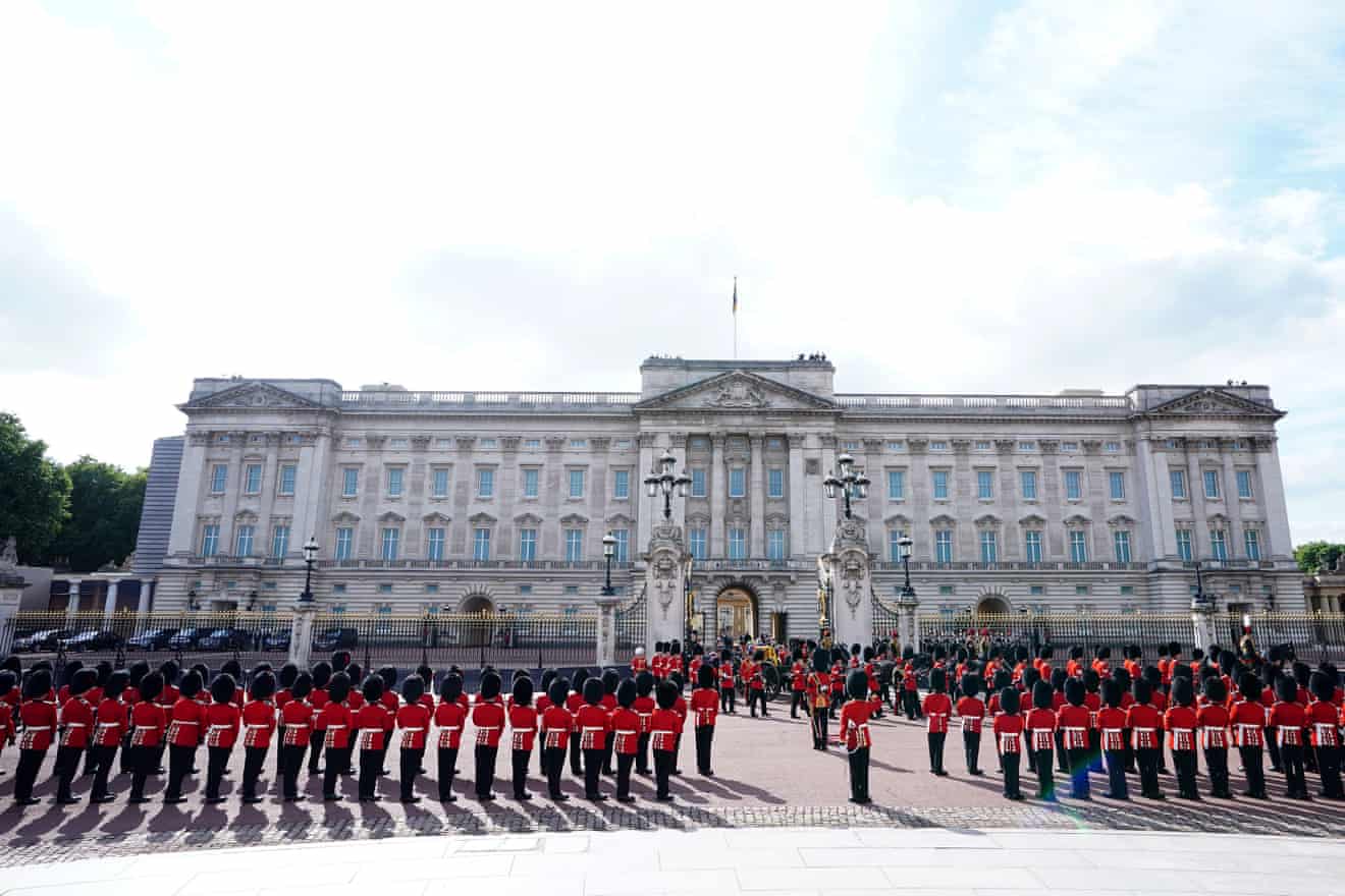 Sicriul Reginei Elisabeta a II-a părăsește Palatul Buckingham
