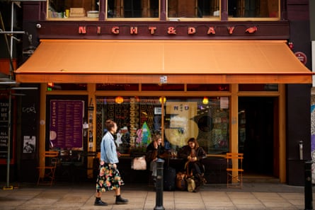 Le front de rue du Night & Day.