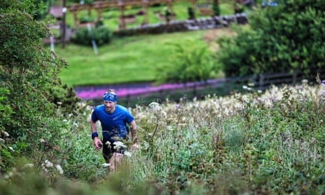 Ultramarathon runner Damian Hall has set a new record time for the 268-mile Pennine Way.