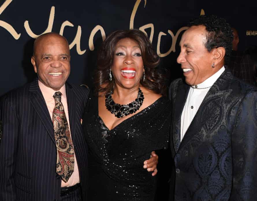 Con il fondatore della Motown Berry Gordy e il cantautore Smokey Robinson nel 2019.