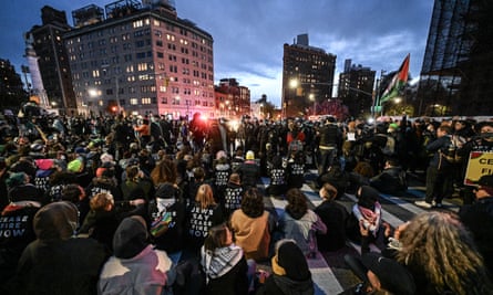 一群亲巴勒斯坦犹太人聚集在纽约布鲁克林抗议，警方逮捕了数百人。