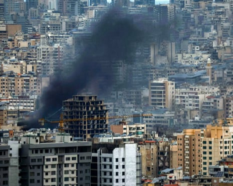 हिजबुल्लाह के गढ़ बेरूत के दक्षिणी उपनगरों पर इजरायली हवाई हमले के स्थल से धुआं उठ रहा है