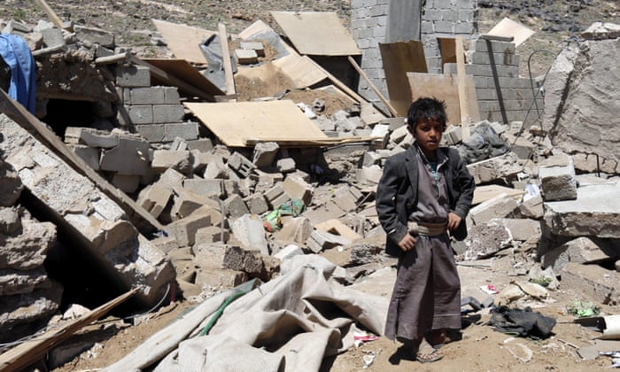 صبي يقف بين أنقاض منزل دمرته غارة جوية سعودية. تصوير: يحيى أرحب / EPA