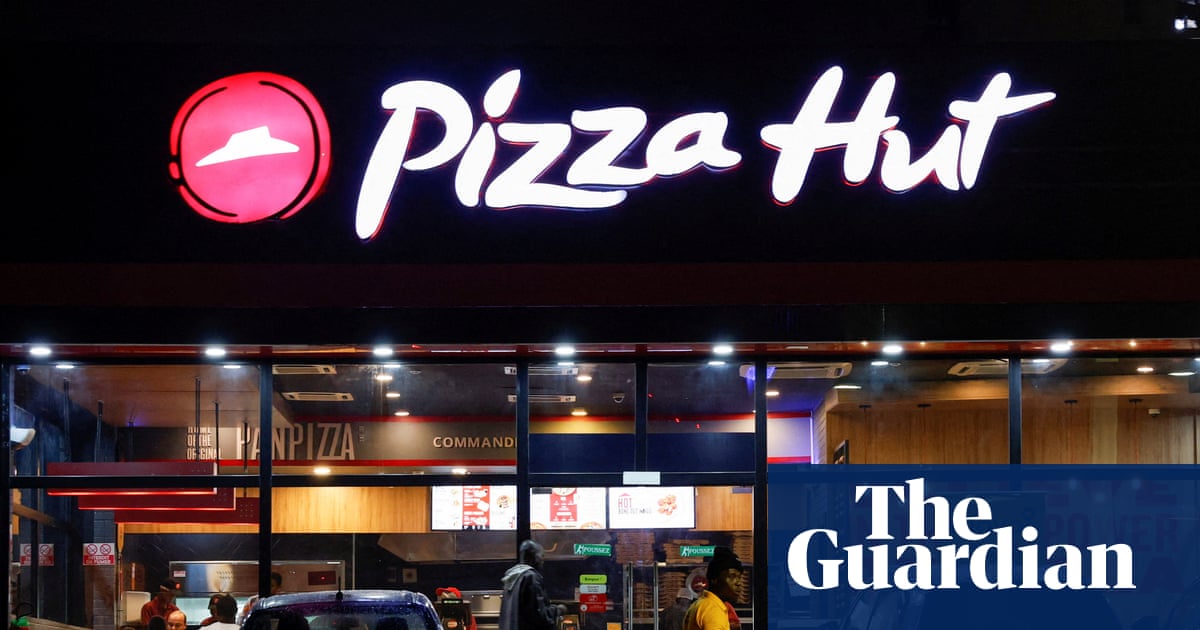 Η αγωνιζόμενη αλυσίδα εστιατορίων Pizza Hut θα πωληθεί σε δύο συμφωνίες αξίας 2,7 δισ. δολαρίων
