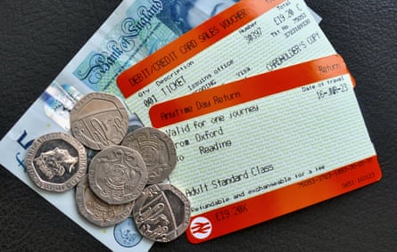Return tickets from Reading to Oxford and some money in notes and coins.