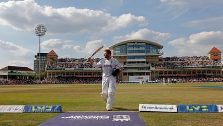 Jonny Bairstow salue la foule alors qu'il s'éloigne après son siècle historique contre la Nouvelle-Zélande à Trent Bridge en juin 2022
