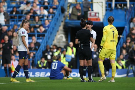 Chelsea 3–0 Tottenham Hotspur: Blues cruise at Stamford Bridge to top of WSL