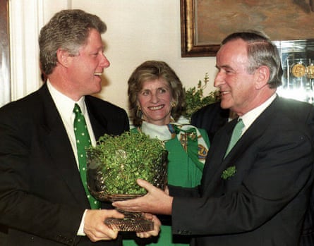 Jean Kennedy Smith, au centre, lors d'une réunion à la Maison Blanche le jour de la Saint Patrick en 1993 entre le Premier ministre irlandais Albert Reynolds, à droite, et le président des États-Unis, Bill Clinton.