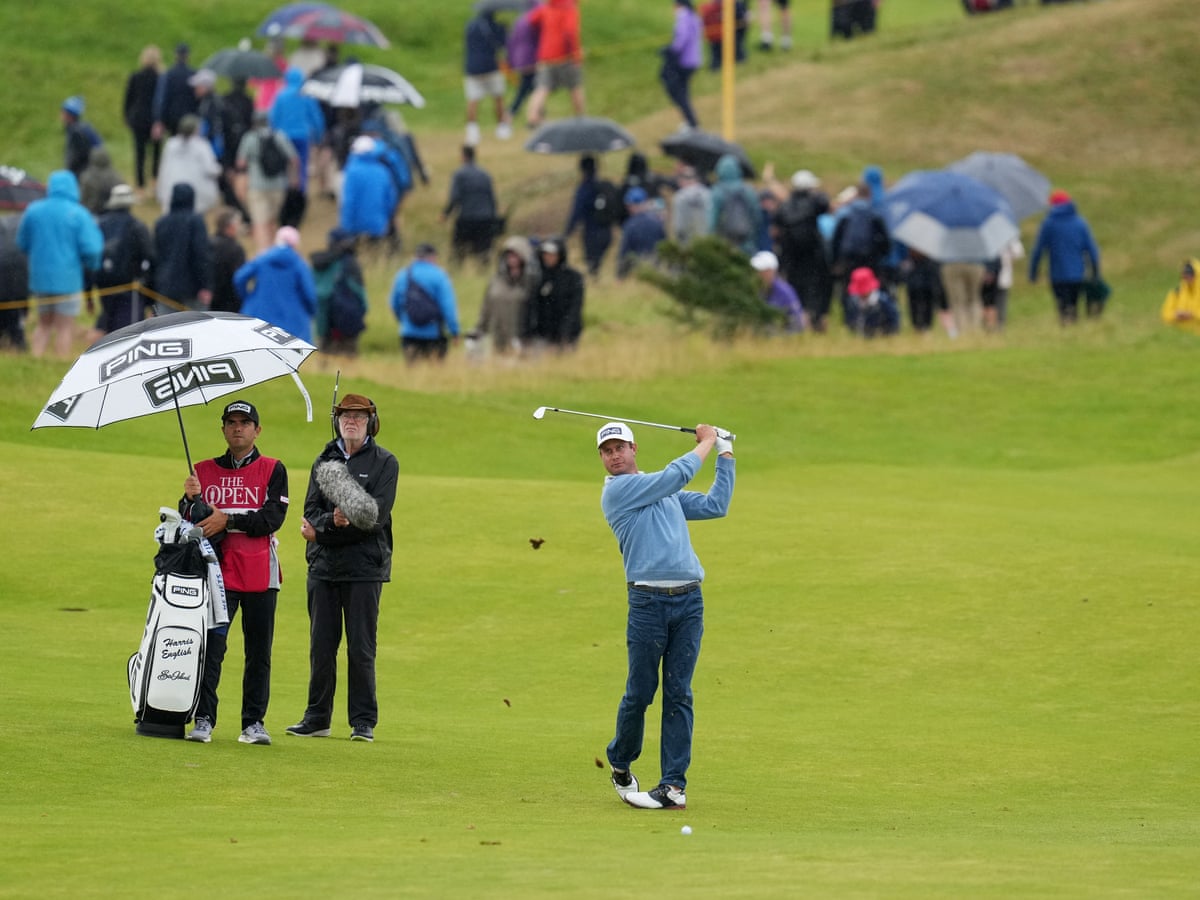 The Open 2025: Harris English tạm dẫn đầu dù thiếu caddie vì bị từ chối nhập cảnh 2 Harris English among a fascinating group of leaders after Open's longest day | The Open | The Guardian