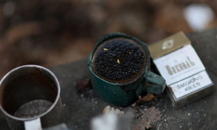 Una taza de café congelado visto en un sitio de campo cerca de Bakhmut