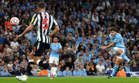 Julián Álvarez shoots and scores for Manchester City in their Premier League game against Newcastle United in August 2023