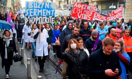 Demonstrators call for an ‘emergency plan’ for public hospitals on 14 November 2019 in Bordeaux.