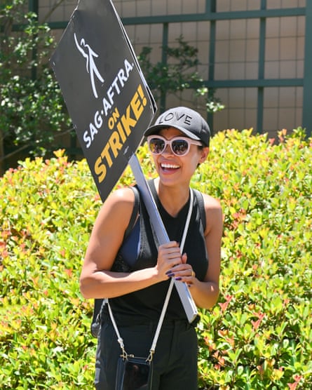 La actriz Rosario Dawson en el piquete del SAG en Los Ángeles.