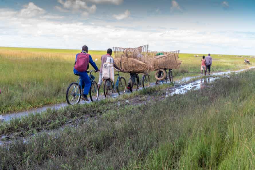 Traders and customers make their way to the market in Lake Chilwa during the rainy season, March 2021.