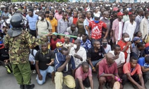La policía de Kenia detuvo a los pasajeros del ferry luego de que las nuevas medidas para detener la propagación del nuevo coronavirus provocaron que se formara una multitud afuera del ferry en Mombasa, Kenia, el viernes 27 de marzo de 2020. Las nuevas medidas requerían que Los vehículos de transporte público dejarían caer a los pasajeros a 1 km de distancia y caminarían hasta la terminal del ferry y luego harían cola, pero los pasajeros temen quedarse atascados antes de que el toque de queda a las 7 p.m. La policía disparó gases lacrimógenos y recogió pasajeros. (Foto AP)