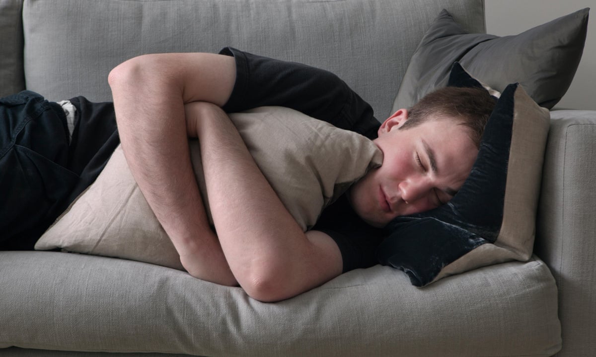 Спящий муж вк. Спящий парень. Спящий парень на диване. Спящие мужчины.