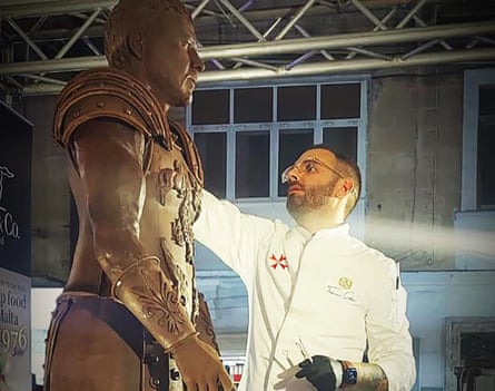 Tiziano Cassar travaille sur sa statue de Russell Crowe pour le festival du chocolat Hamrun à Malte