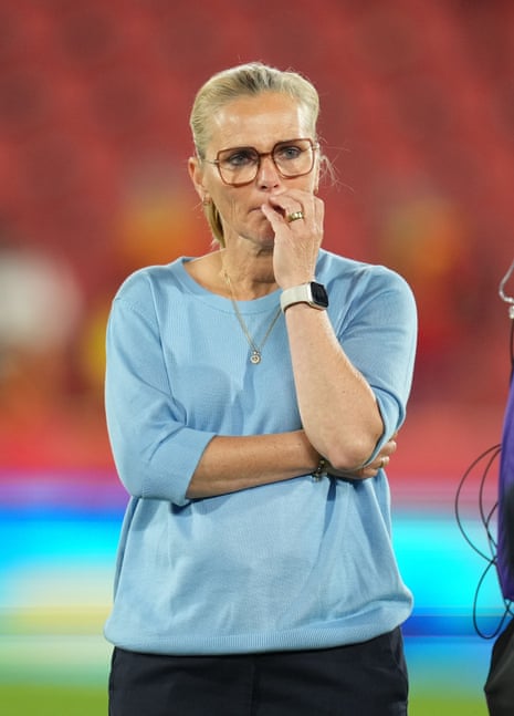 A técnica da Inglaterra, Sarina Wiegman, em tempo integral
