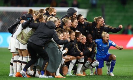 Deutschland posiert nach dem 6:0-Sieg über Marokko für ein Gruppenfoto.