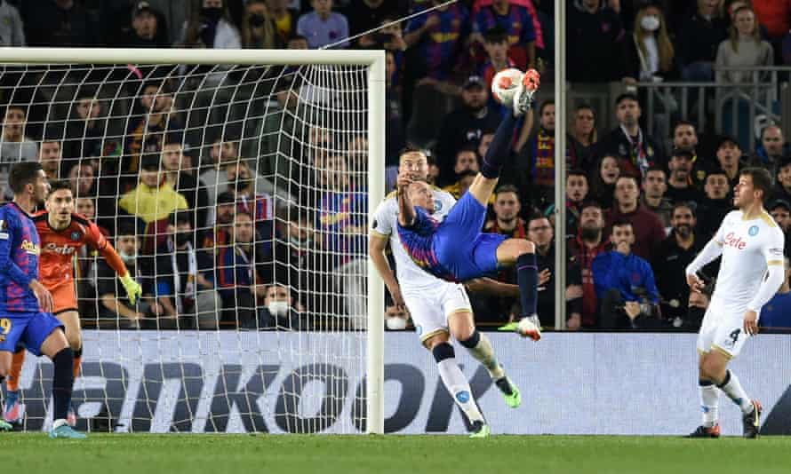 Barcelona’s Luuk de Jong scissor-kicks the ball in a last-ditch attempt to take the lead against Napoli