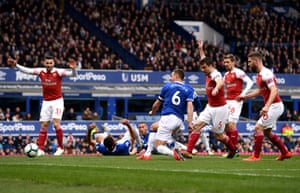 Jagielka scores the opener for Everton.