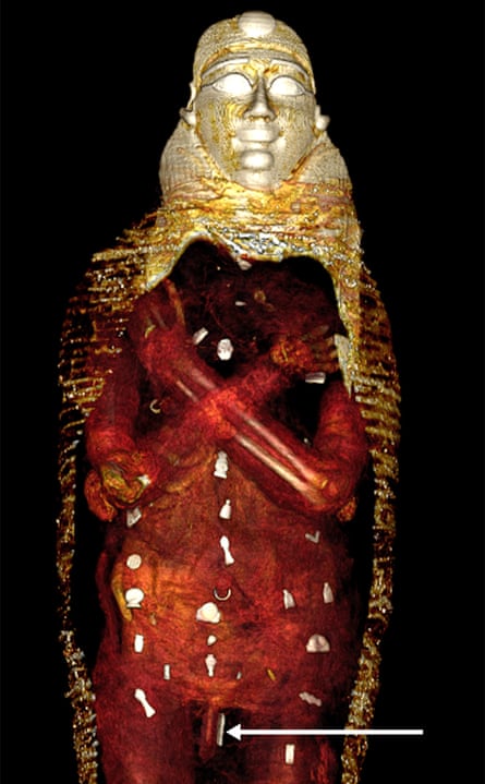 Tomografia komputerowa ujawniła 49 cennych amuletów na nieotwartej mumii Złotego Chłopca.
