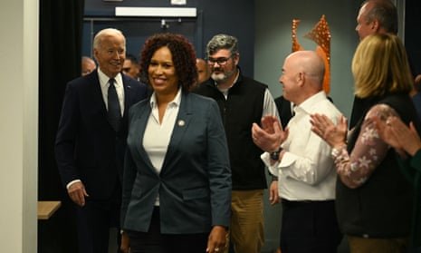 Politics tamfitronics Joe Biden (L) arrives at the DC Emergency Operations Center in Washington, DC, July 2, 2024. Also pictured DC Mayor Muriel Bowser (2L) and US Homeland Security Secretary Alejandro Mayorkas (2R), and city officials.