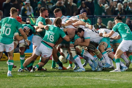 Ireland and South African players compete in a maul.