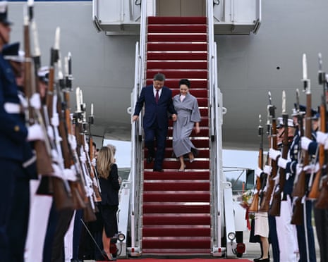 Chinese president Xi Jinping and his wife Peng Liyuan step off their plane upon arrival at Joint Base Andrews in Maryland.