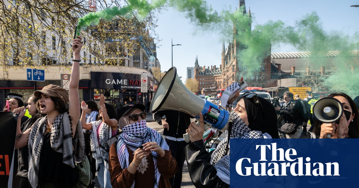 Youth Demand pro-Palestinian protest blocks traffic in London