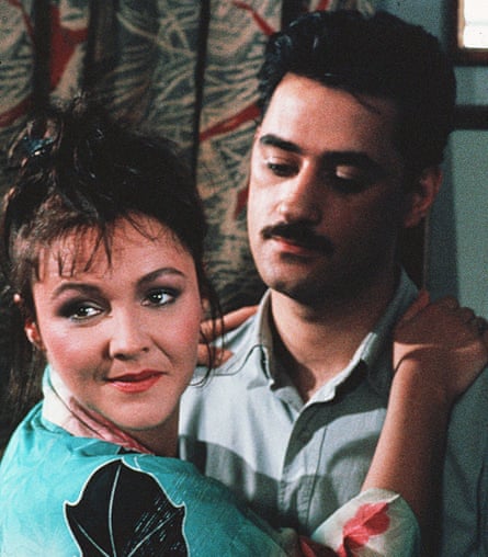 Frances Barber y Ayub Khan-Din en la película de 1987 Sammy y Rosie Get Laid.