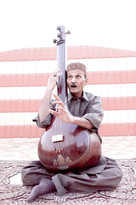 Pakistani singer Ustad Saami with a tanpura.