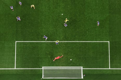 Anthony Elanga scores a brilliant equaliser for Sweden.