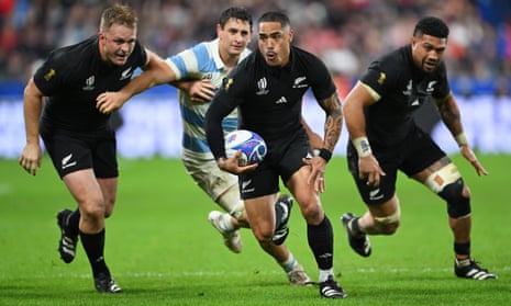 Aaron Smith of New Zealand makes a break to score.