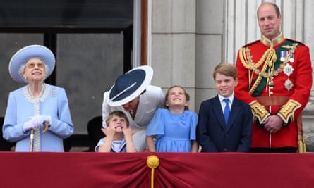 Elizabeth II on the balcony of Buckingham Palace, along with Kate Middleton, Prince William and their children Prince Louis, Princess Charlotte and Prince George