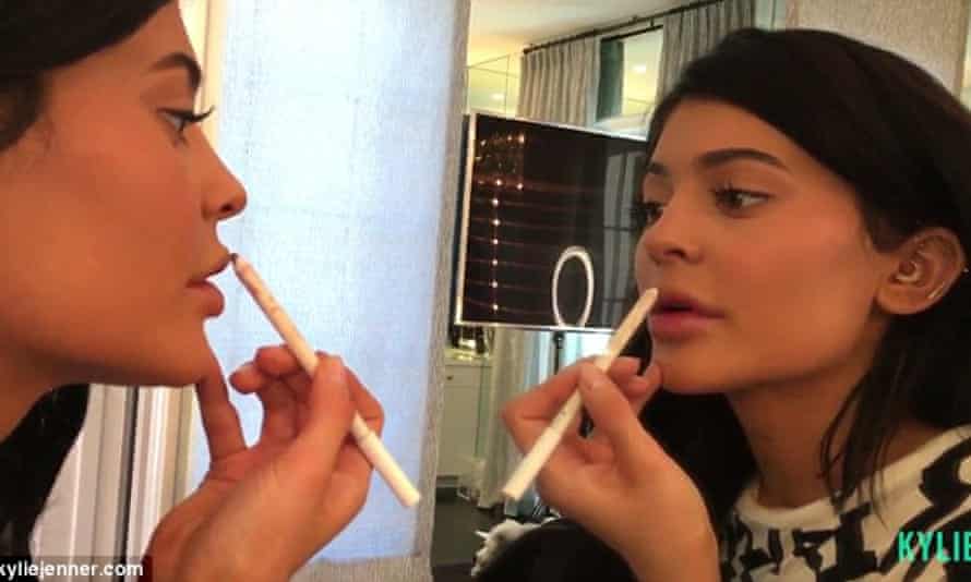Kylie Jenner shows off her makeup skillz.