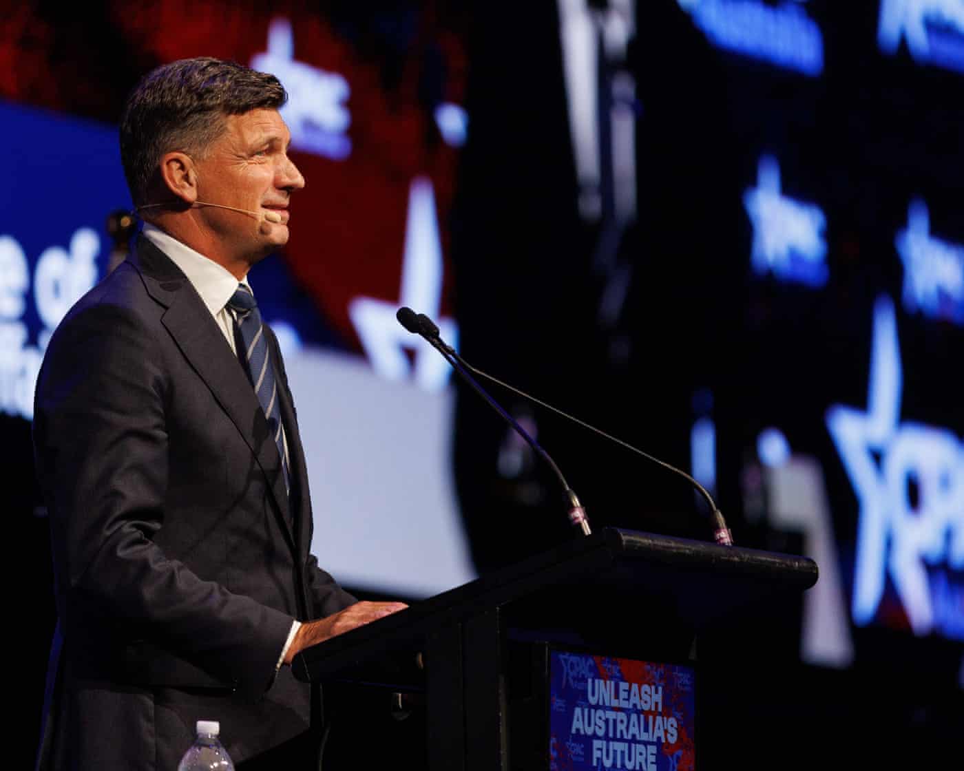 Hanson receives standing ovation
