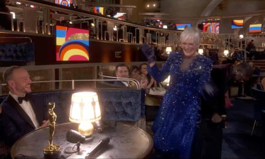 En los titulares ... Glenn Close, de 74 años, hace una demostración de Da Butt.