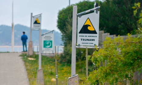 The Chilean government has apologised for wrongly issuing a tsunami warning after an earthquake. 