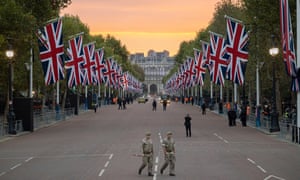 The sun rises over Buckingham Palace