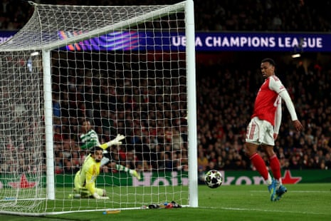 Geny Catamo hits the post for Sporting. Arsenal are living on the edge.