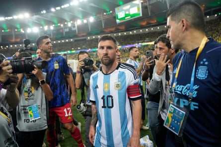 Lionel Messi verlaat voor aanvang van de wedstrijd het veld in het Maracana.